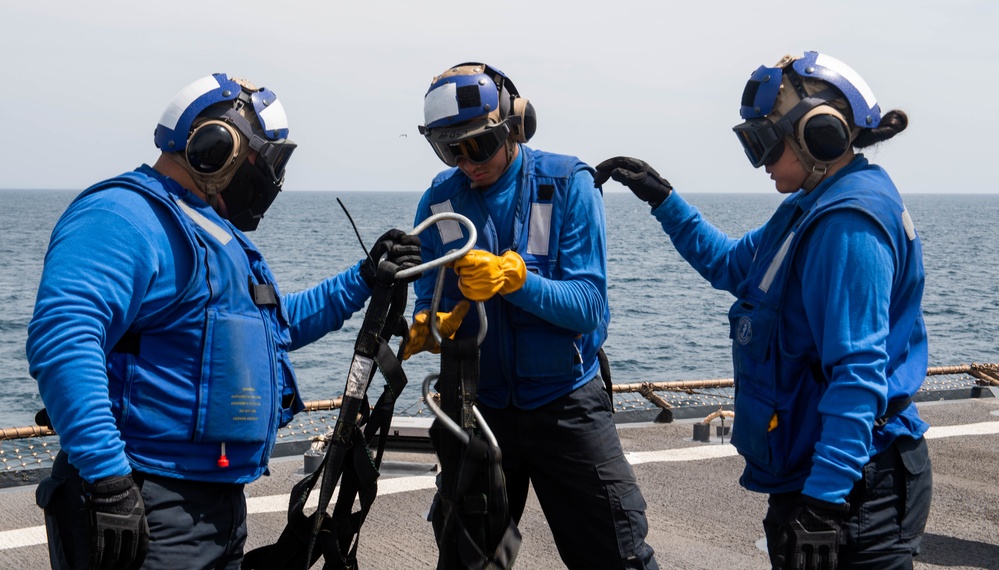 USS Harpers Ferry Conducts Vertical Replenishment