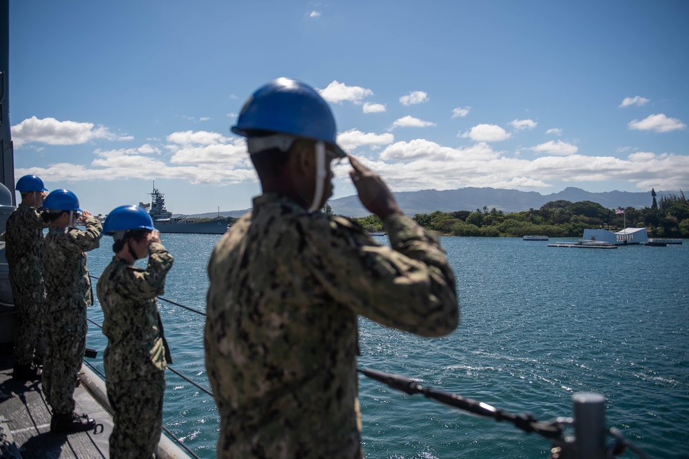 USS Harpers Ferry Departs Pearl Harbor