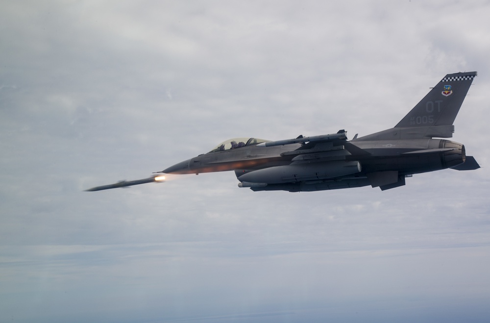 F-16 Fighting Falcon Fires Missle