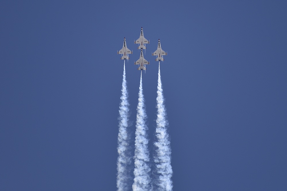 Kirtland Air Show hosts Thunderbirds, entertains thousands