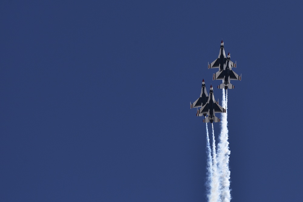 Kirtland Air Show hosts Thunderbirds, entertains thousands