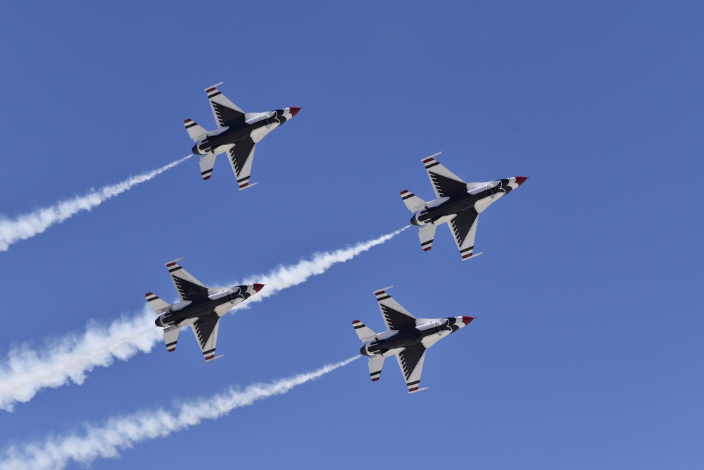 Kirtland Air Show hosts Thunderbirds, entertains thousands