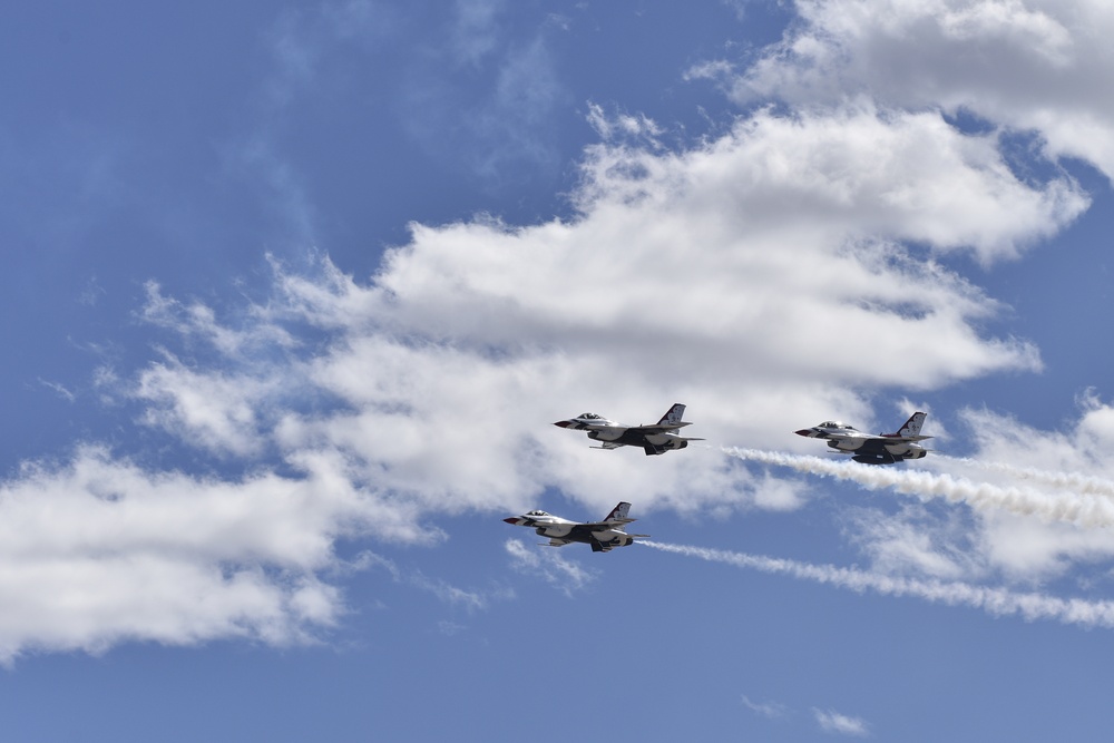 Kirtland Air Show hosts Thunderbirds, entertains thousands