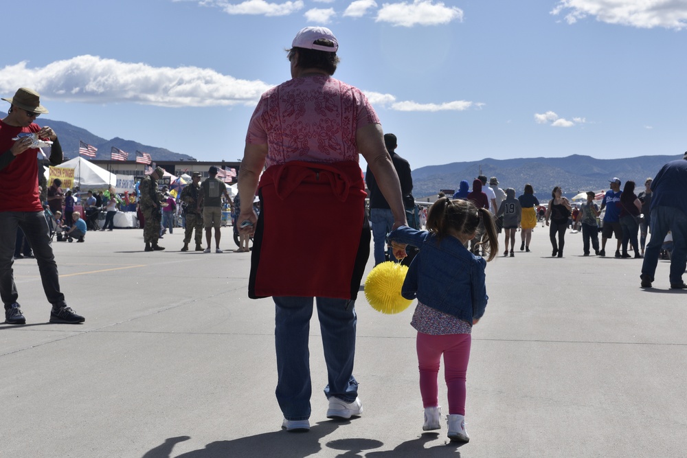 Kirtland Air Show hosts Thunderbirds, entertains thousands