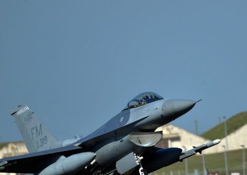 Total Force: Reserve Fighting Falcons train with Lakenheath Strike Eagles