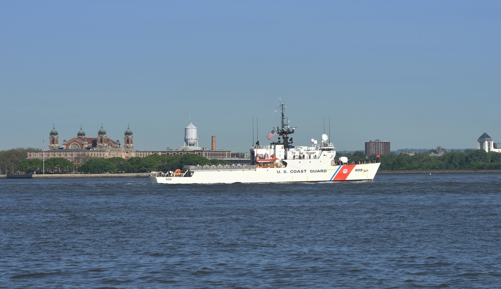 Coast Guard Participates in Fleet Week New York Parade of Ships 2019