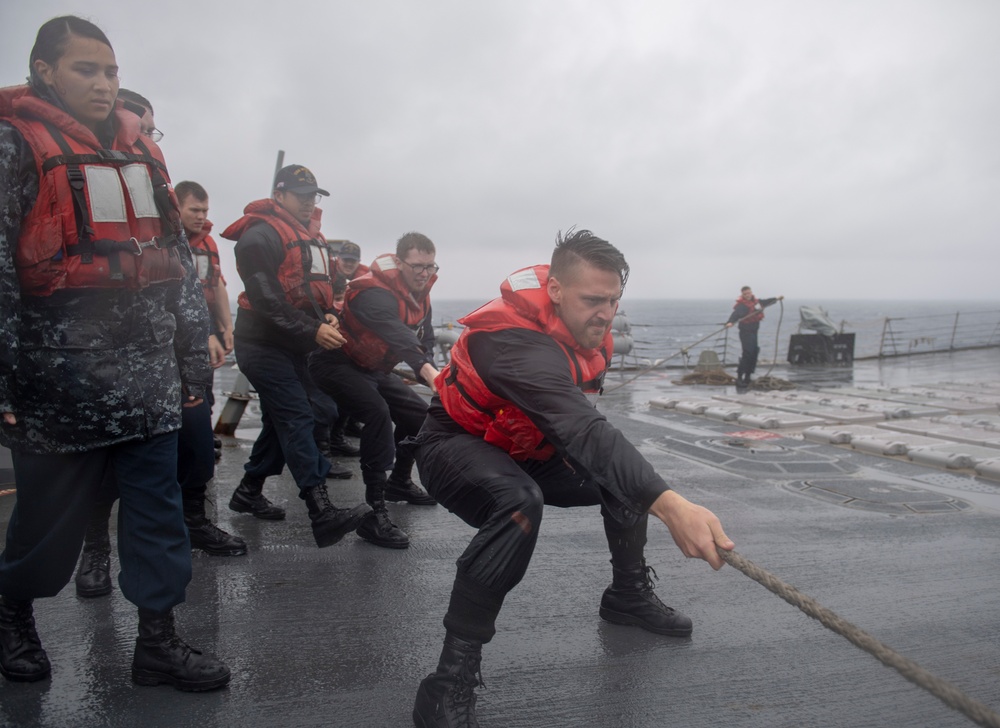 USS Momsen (DDG 92) Conducts VERTREP