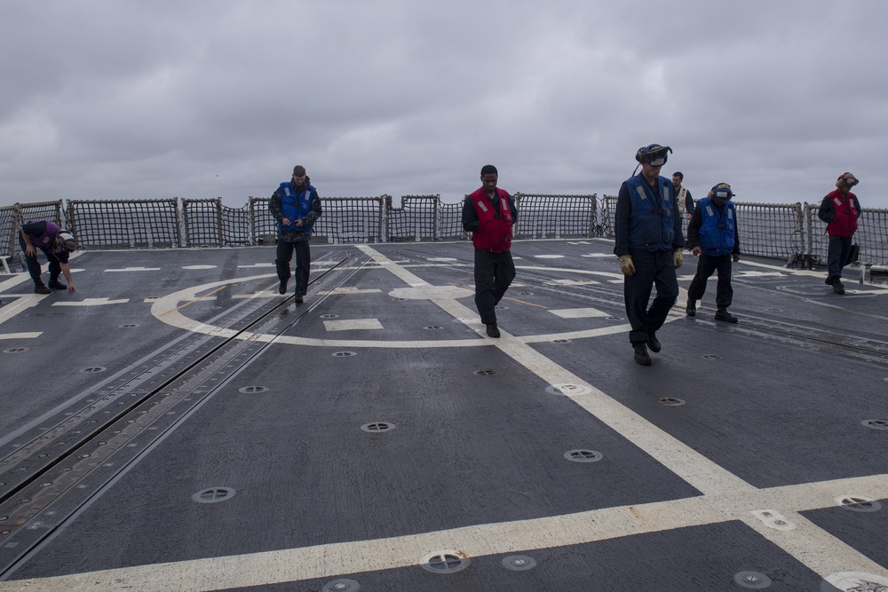 USS Momsen (DDG 92) Conducts VERTREP