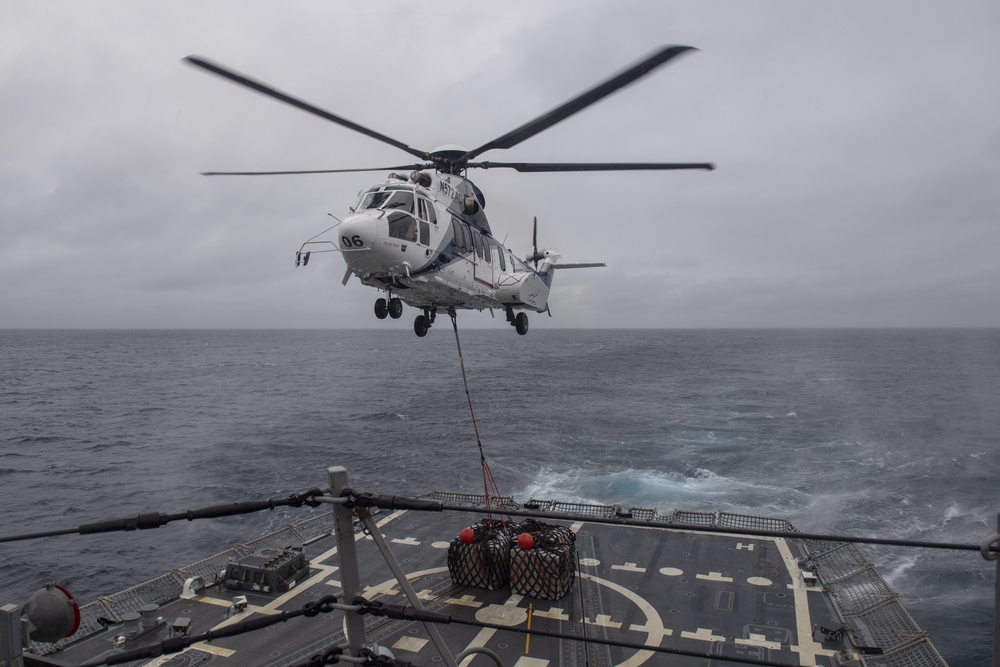 USS Momsen (DDG 92) Conducts VERTREP