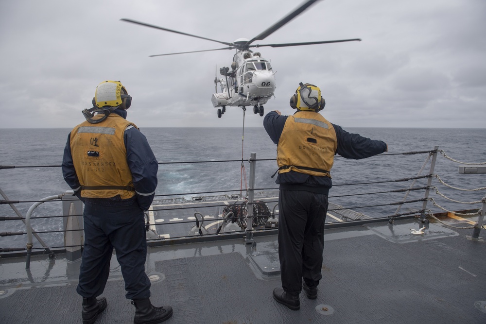 USS Momsen (DDG 92) Conducts VERTREP