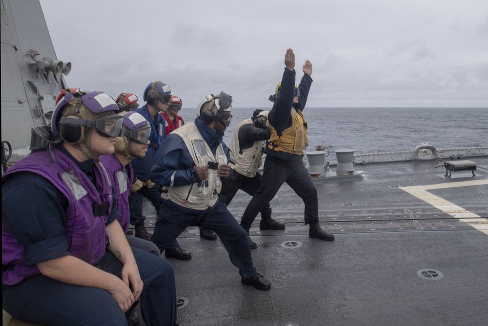 USS Momsen (DDG 92) Conducts VERTREP