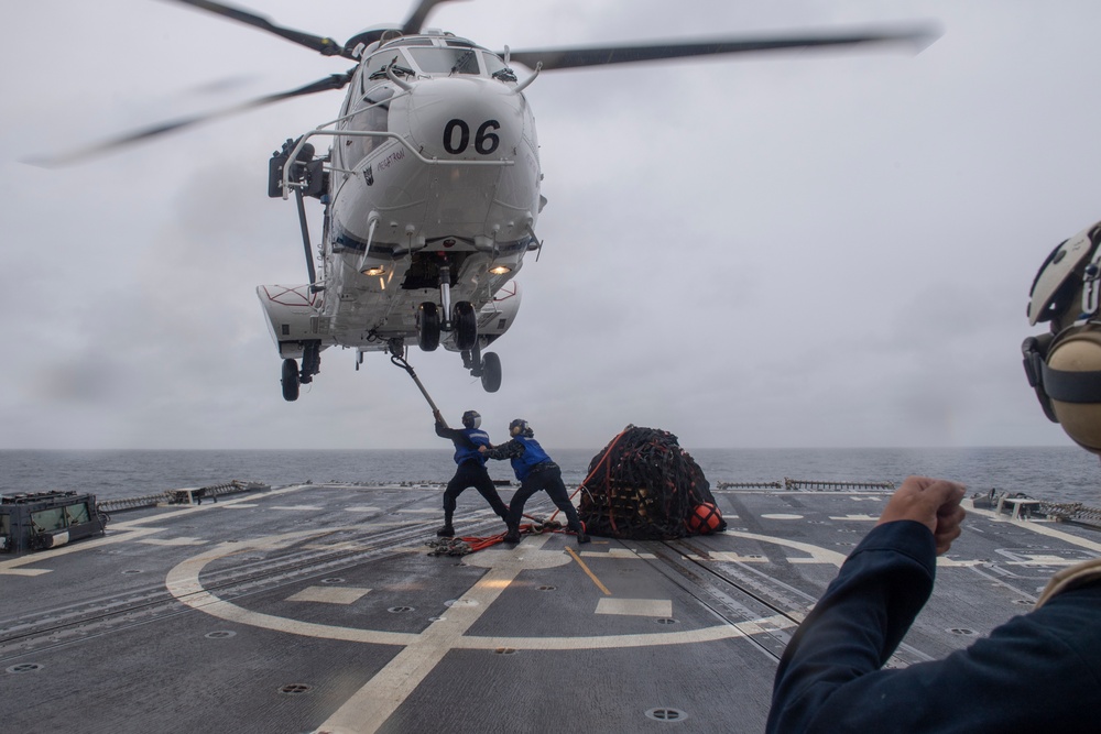 USS Momsen (DDG 92) Conducts VERTREP