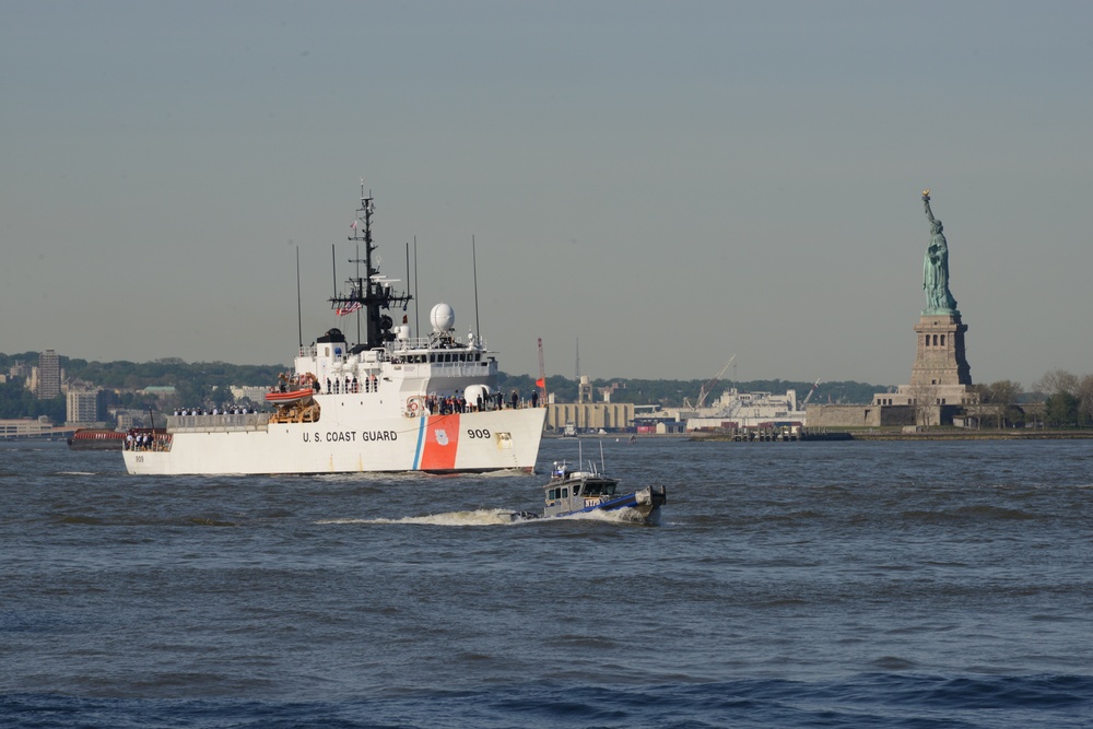 Coast Guard Participates in Fleet Week New York Parade of Ships 2019