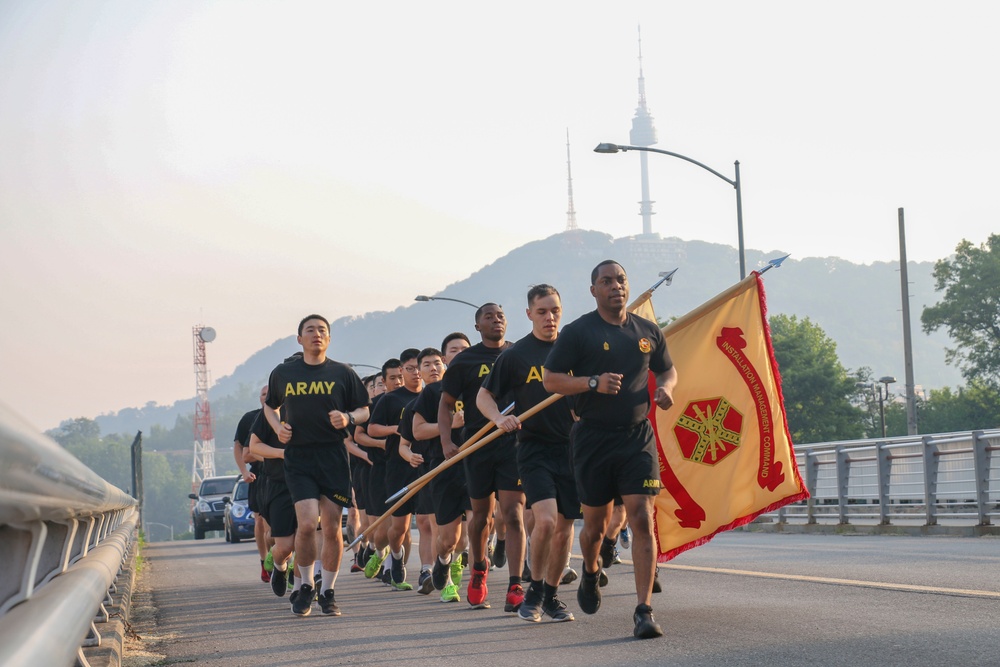 Soldiers conduct physical training at USAG Yongsan