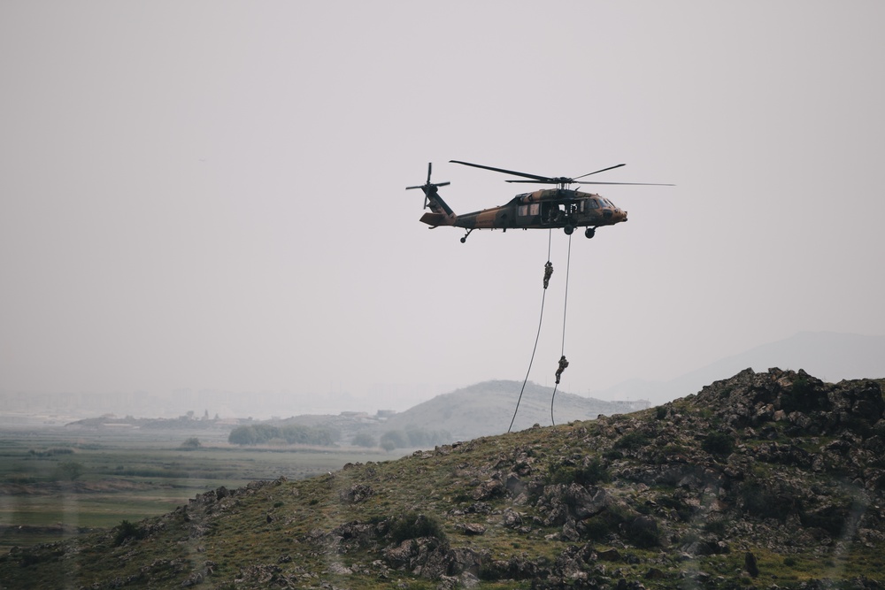 Turkish soldiers repel from helicopter