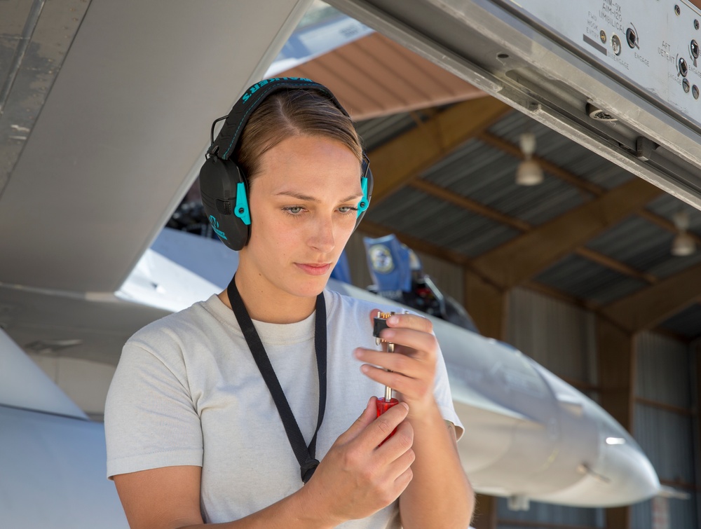 Weapons Airmen prepares AIM-9X