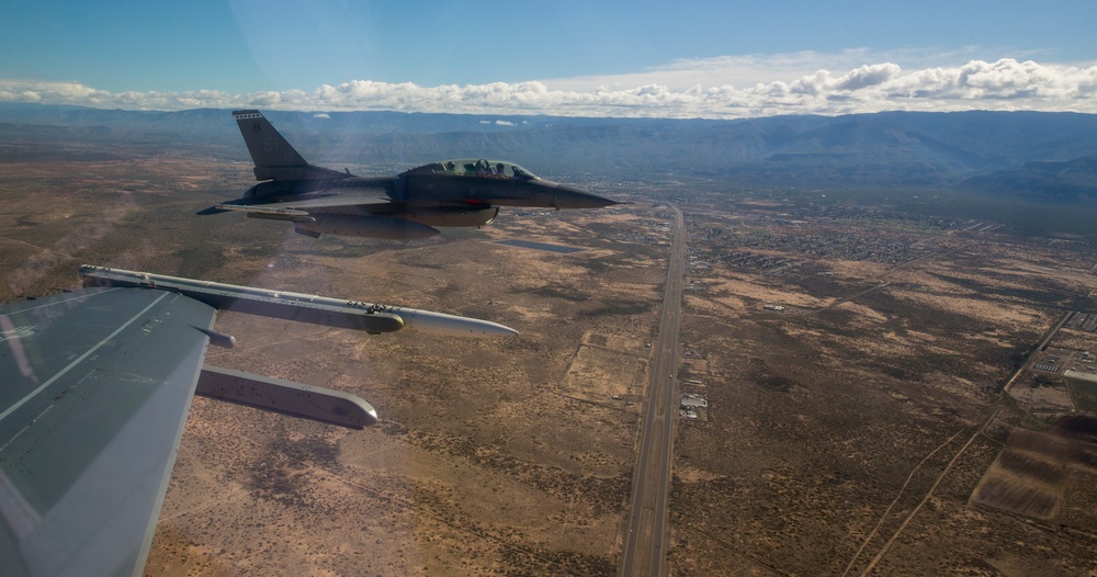 F-16 returns to Holloman AFB