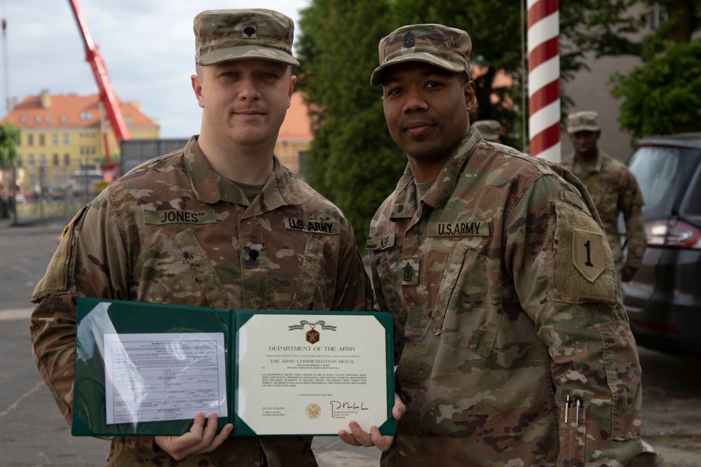 1st Infantry Division Soldier receives The Army Commedation Medal