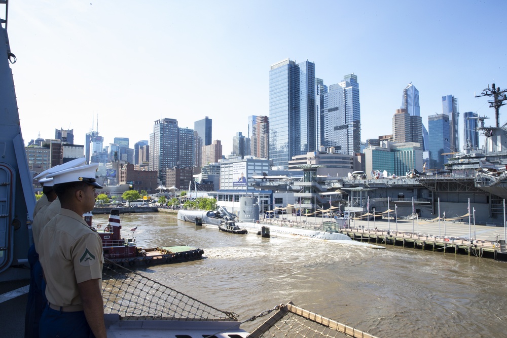 USS NEW YORK arrives to New York