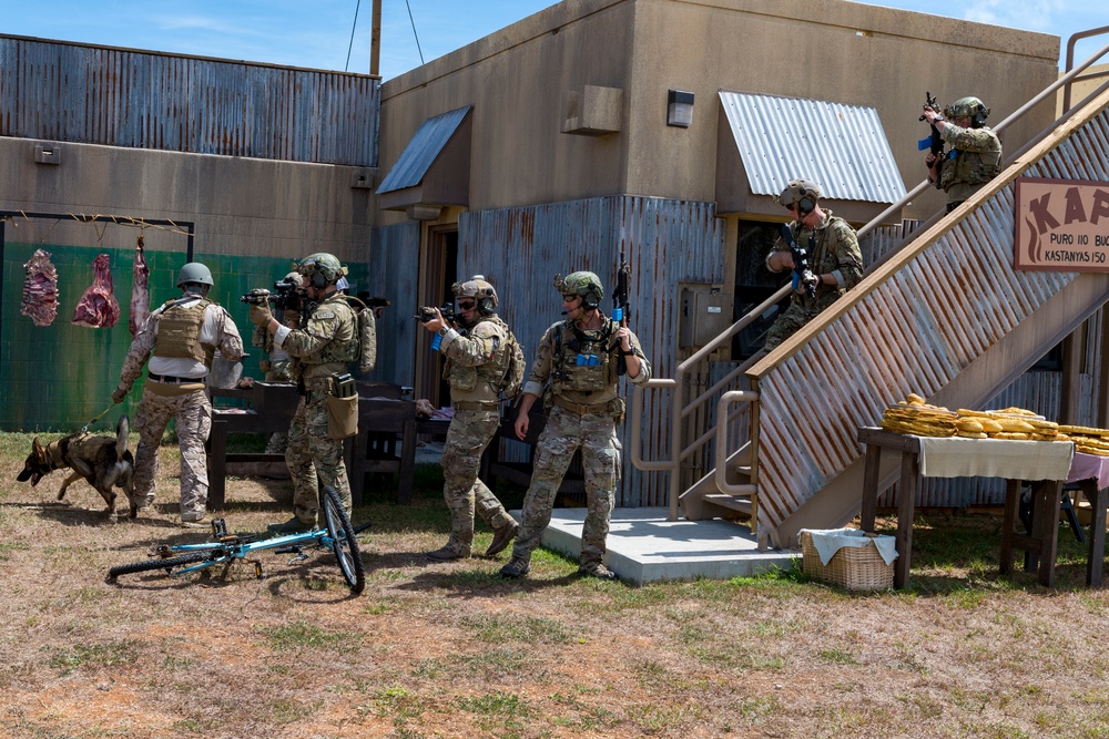 EODMU-5 Sailors conduct tactical maneuvering training