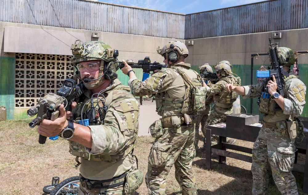EODMU-5 Sailors conduct tactical maneuvering training