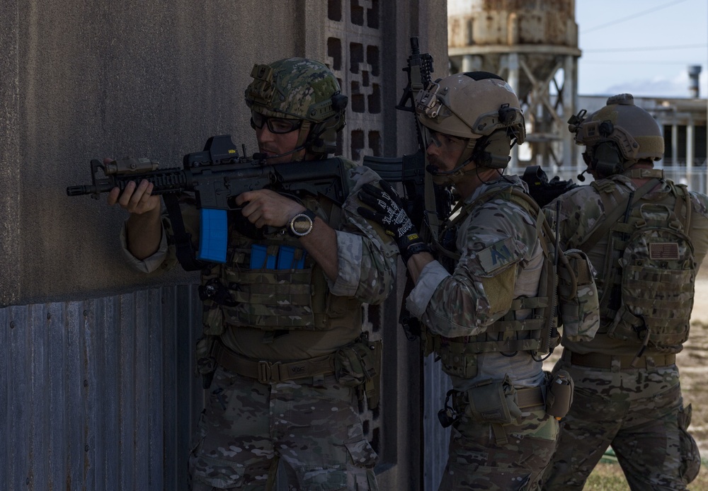 EODMU-5 Sailors conduct tactical maneuvering training