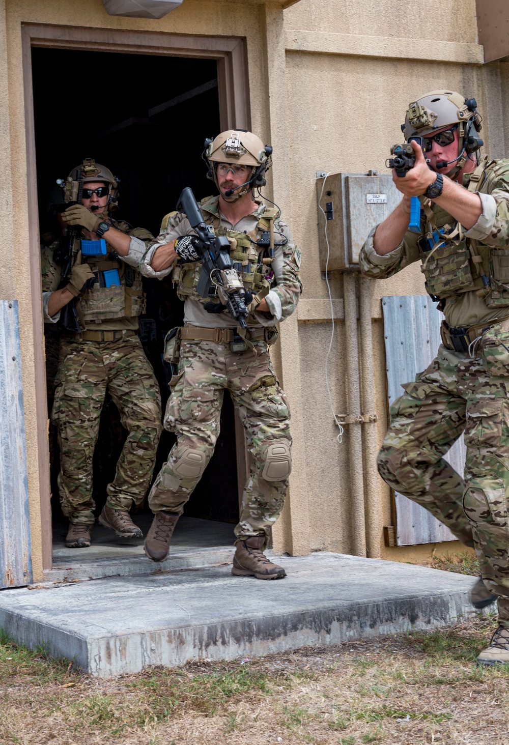 EODMU-5 Sailors conduct tactical maneuvering training