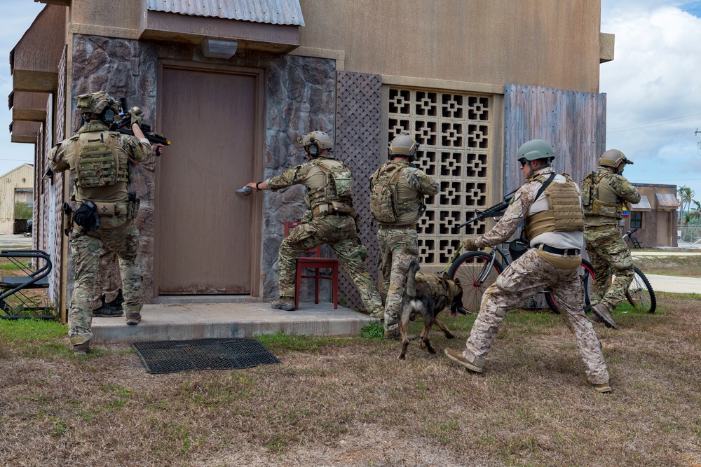 EODMU-5 Sailors conduct tactical maneuvering training