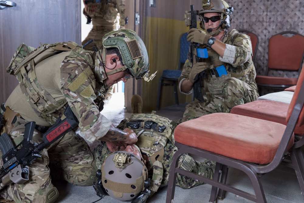 EODMU-5 Sailors conduct tactical maneuvering training