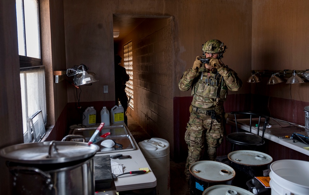 EODMU-5 Sailors conduct tactical maneuvering training