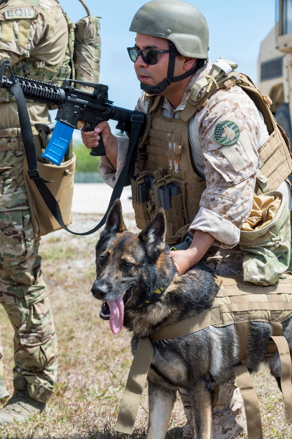 EODMU-5 Sailors conduct tactical maneuvering training