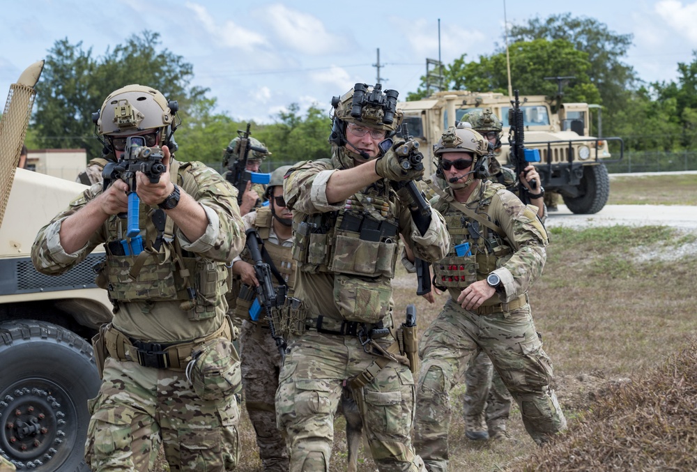 EODMU-5 Sailors conduct tactical maneuvering training