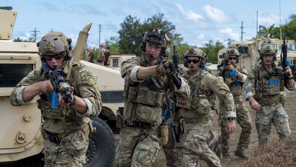 EODMU-5 Sailors conduct tactical maneuvering training