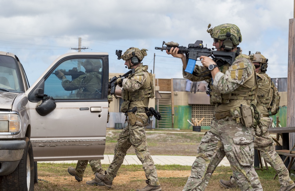 EODMU-5 Sailors conduct tactical maneuvering training