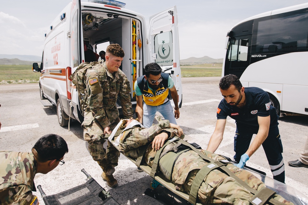 U.S. Army paratroopers conduct medical training