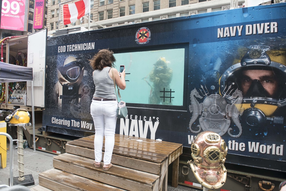 DVIDS - Images - Dive Demonstration in Times Square [Image 2 of 6]
