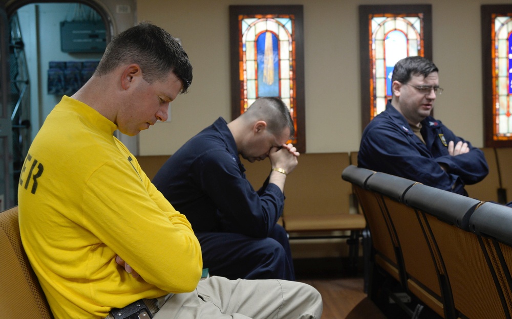 Nimitz Sailors Pray in Chapel