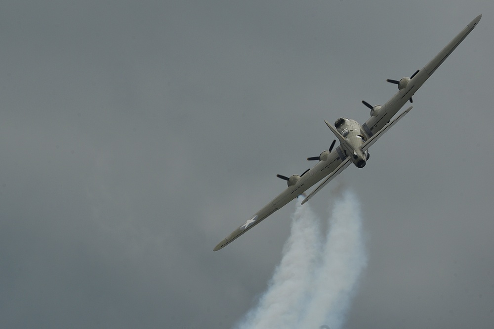Duxford Air Festival features US, UK aircraft past, present