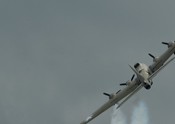 Duxford Air Festival features US, UK aircraft past, present