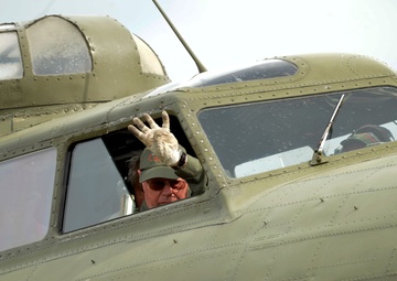 Duxford Air Festival features US, UK aircraft past, present