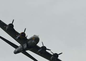 Duxford Air Festival features US, UK aircraft past, present