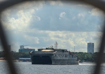 USNS Fall River Pulls into Singapore