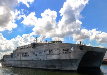 USNS Fall River Pulls into Singapore