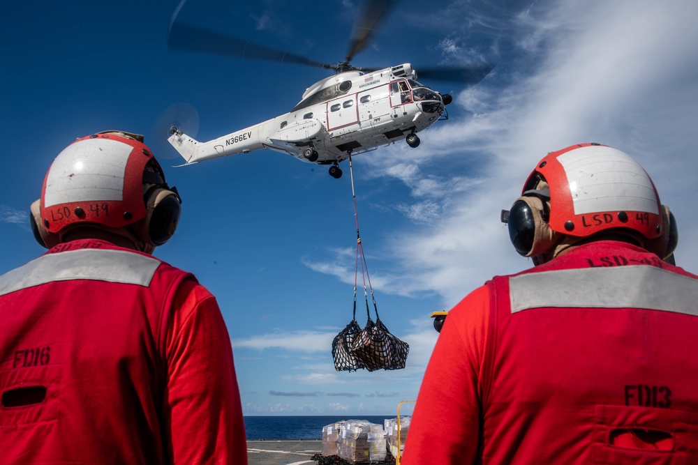 USS Harpers Ferry Conducts Vertical Replenisment