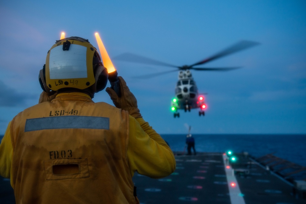 USS Harpers Ferry Conducts Vertical Replenisment