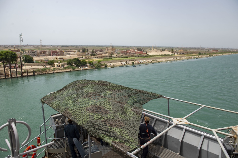 Fort McHenry transits Suez Canal