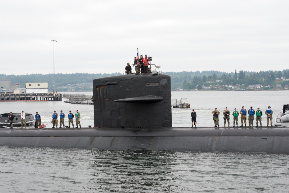 USS Pittsburgh (SSN 720) Arrives in Bremerton for Decommissioning