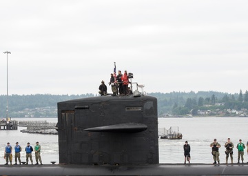 USS Pittsburgh (SSN 720) Arrives in Bremerton for Decommissioning