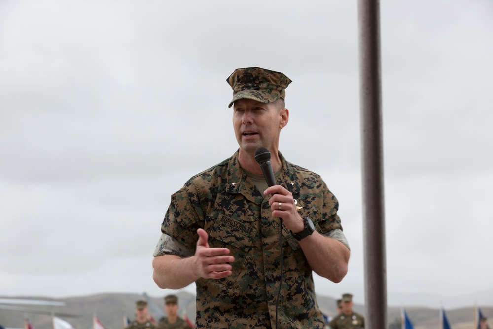 HMLAT-303 conducts change of command