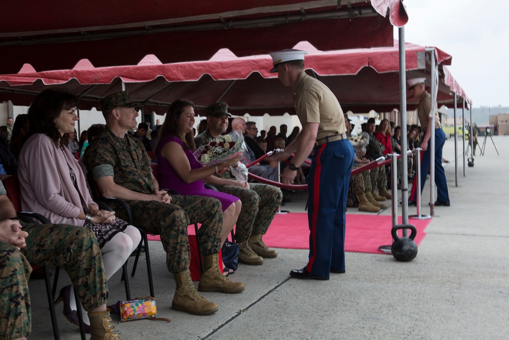 HMLAT-303 conducts change of command